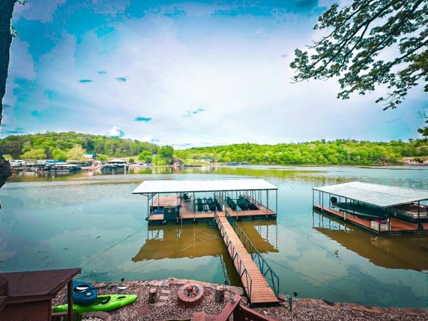 På billedet ses objektet Lakefront Home 4bed3bathdockfirepitgrill-12pp beliggende i byen Laurie.