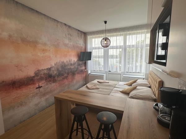 Na fotografii je vidět objekt KAMERALNY przy promenadzie - domki, apartamenty, pokoje nacházející se ve městě Charzykowy.