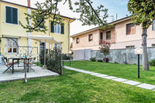 Auf dem Foto ist das Objekt Zibaldone Family Villa with Garden and 2 Parking Spaces in der Stadt Lucca zu sehen.