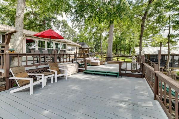 A la foto es mostra l'objecte Private Dock and Fire Pit Gantt Lake Getaway! situat a la ciutat de Andalusia.