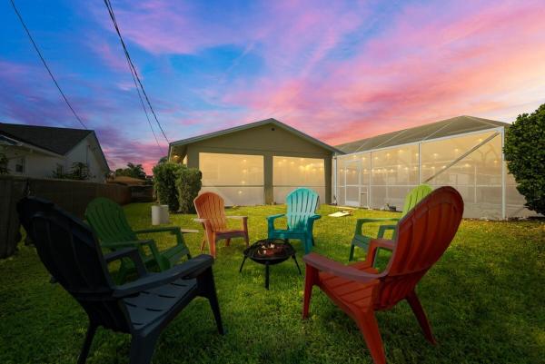 På billedet ses objektet Tropical Get Away a Summer Retreat with Pool and Fire Pit beliggende i byen River Park.