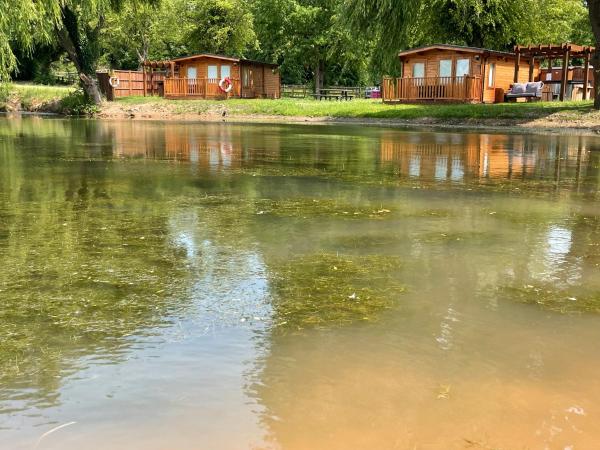 A la foto es mostra l'objecte Lakeside Lodge 2, With Log burning Hot tub situat a la ciutat de Everton.