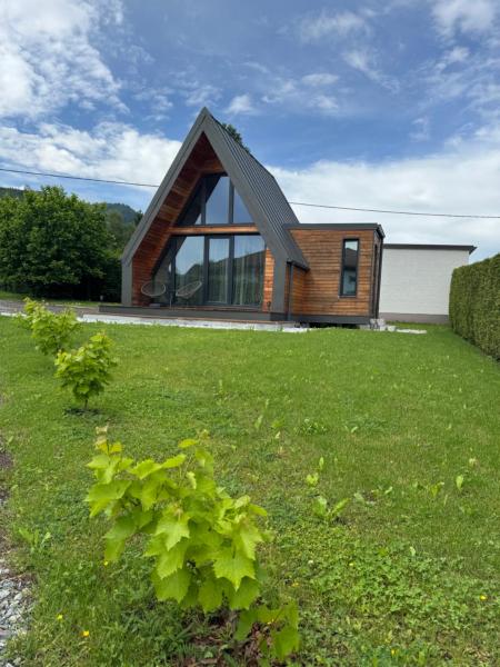Na zdjęciu widoczny jest obiekt Tiny House położony w mieście Greith.