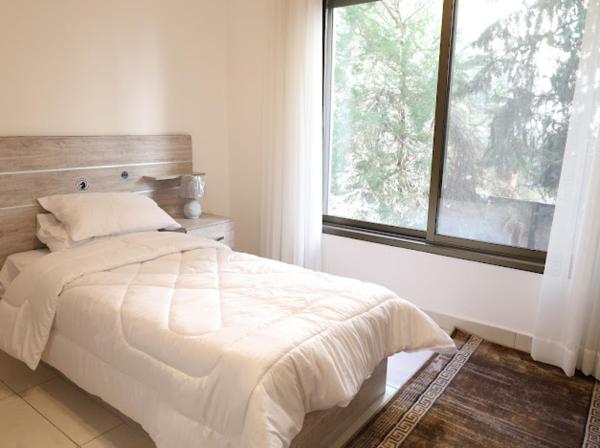 På billedet ses objektet Rams Der Ghbar 3BR cozy Apt beliggende i byen Amman.