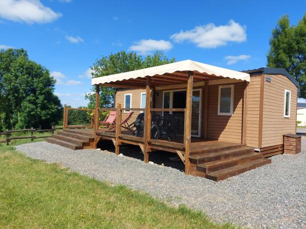 A la foto es mostra l'objecte Les Lodges de l'Aubertière situat a la ciutat de LʼAbsie.