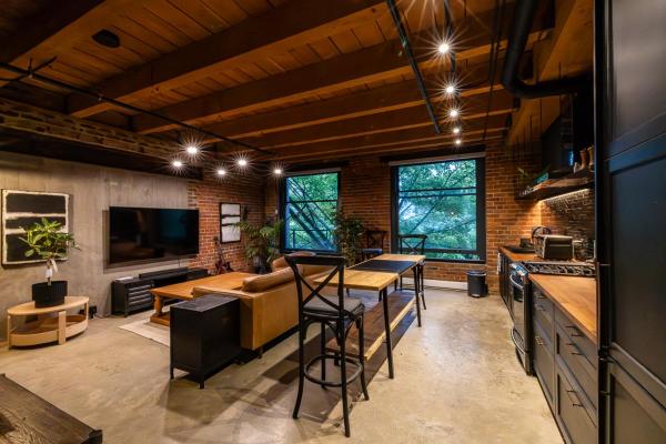 På billedet ses objektet Stylish Industrial Loft - Historic Gastown beliggende i byen Vancouver.