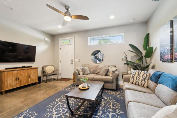 Spacious 3-story Townhome W Rooftop & City Views - Nashville, TN
