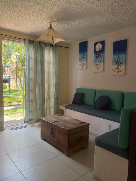 A la foto es mostra l'objecte Casa Azul Crayola situat a la ciutat de Ixtapa.