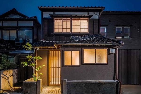 På billedet ses objektet Suiki Machiya House beliggende i byen Kanazawa.