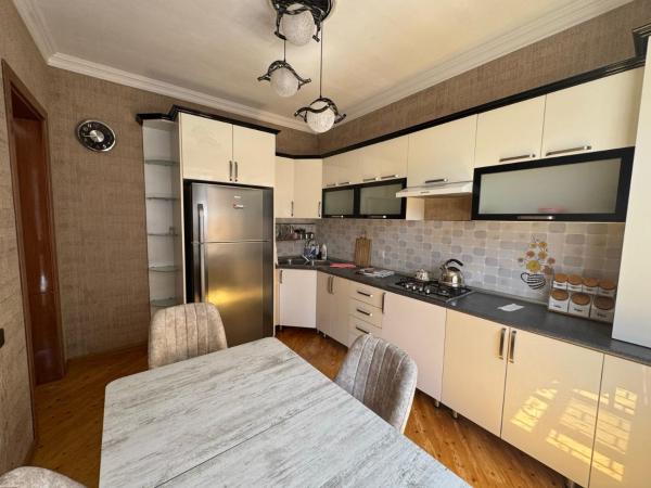 A la foto es mostra l'objecte Qusar Villa situat a la ciutat de Mekhrably.