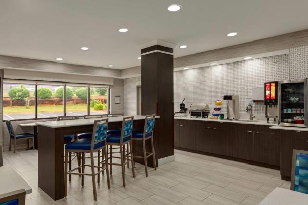 La photo montre l'objet Days Inn & Suites by Wyndham Prattville-Montgomery situé dans la ville de Millbrook.