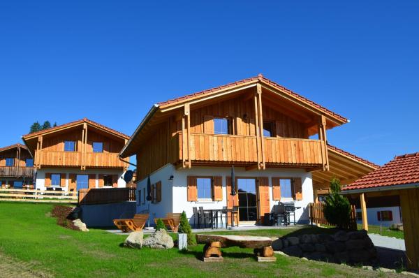 Na fotografii je vidět objekt Holzar Chalet - Feriendorf Via Claudia Haus 72 nacházející se ve městě Illach.