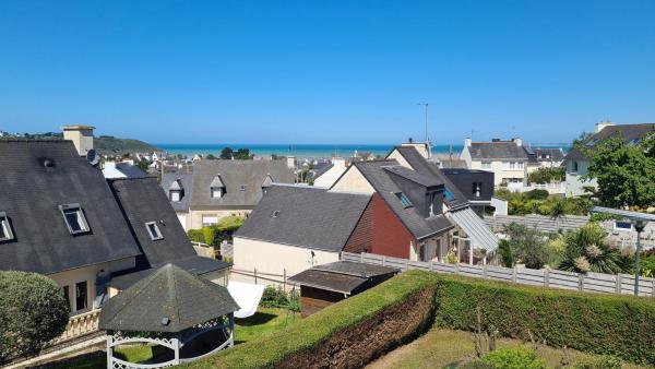 Na zdjęciu widoczny jest obiekt maison bord de mer położony w mieście Plérin.
