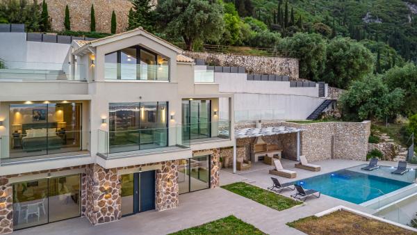 A la foto es mostra l'objecte Villa Le Roc situat a la ciutat de Ágioi Déka.