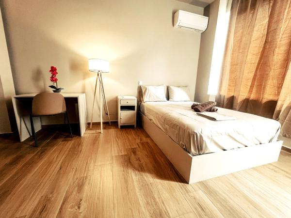 Photo 8 : Studios & Shared Roof to Acropolis