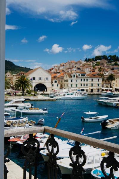 Hvar Riva Rooms, Хвар