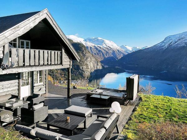 På bilden syns objektet 8 person holiday home in Valldal som ligger i staden Norddal.