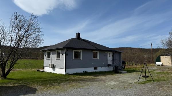 På bildet vises objektet Koselig hus i sentrum av Olderfjord som ligger i byen Repparfjord.