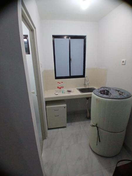 Op de foto is het object Kamar Kost AC Mezanine te zien, gelegen in de stad Ayah.