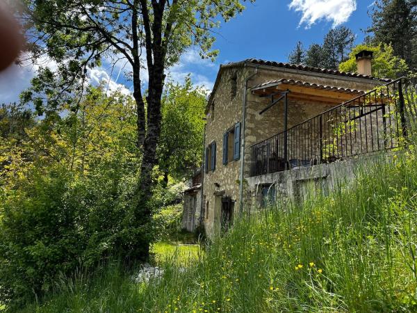 A la foto es mostra l'objecte Authentique cabanon provençal situat a la ciutat de La Mure.