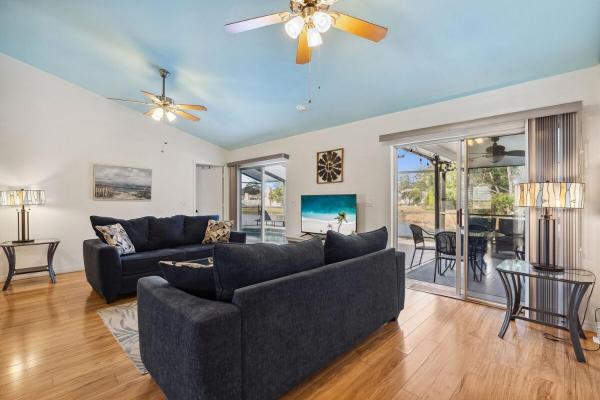 Kuva 6: Pool on the Lake, Peaceful, Close to Beaches, Restaurants and More!