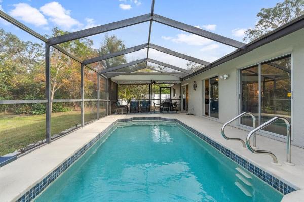 Kuva 3: Pool on the Lake, Peaceful, Close to Beaches, Restaurants and More!