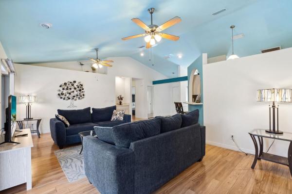 Kuva 8: Pool on the Lake, Peaceful, Close to Beaches, Restaurants and More!