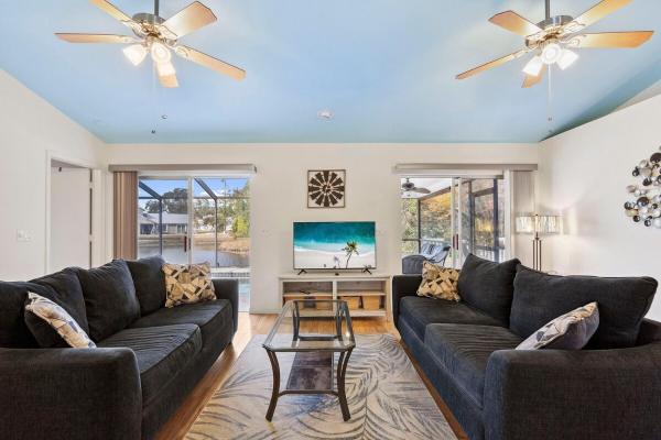 Kuva 7: Pool on the Lake, Peaceful, Close to Beaches, Restaurants and More!