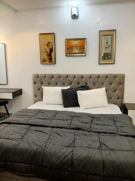 A la foto es mostra l'objecte Grace court apartments situat a la ciutat de Alimosho.