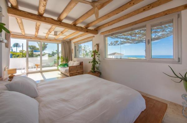A la foto es mostra l'objecte Exotic Beachfront Retreat Handcrafted Bohemian Luxury situat a la ciutat de Cadis.