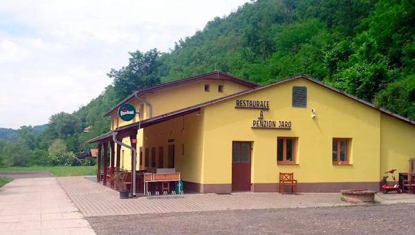 Na fotografii je vidět objekt Penzion a Restaurant Jaro nacházející se ve městě Lešany.