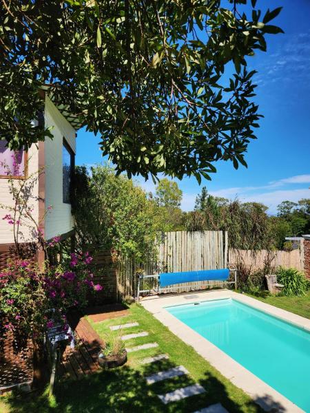 Auf dem Foto ist das Objekt Piscina y Hermosos Espacios Verdes in der Stadt Playa Hermosa zu sehen.