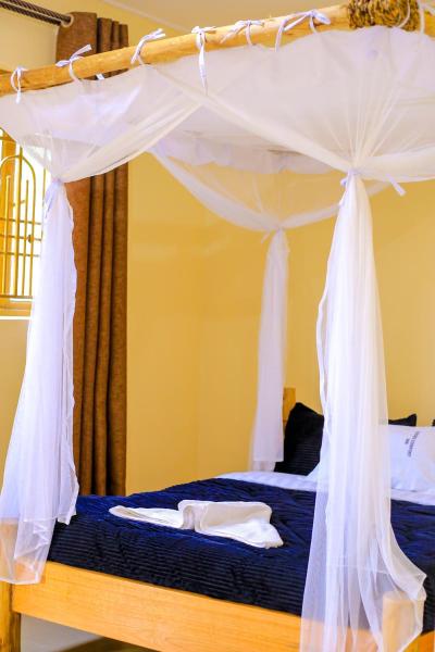 На фото показан объект Kisoro Comfort Inn, расположенный в городе Nyarusiza.