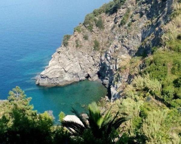A la foto es mostra l'objecte Tra collina e mare situat a la ciutat de Corniglia.