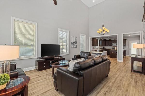 Na fotografii je vidět objekt Luxury 2 bedroom townhouse #4 nacházející se ve městě Hackberry.