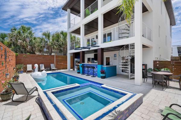 Na fotografii je vidět objekt Ocean Views Sunrises and Sunsets Sparkling Pool and Spa Steps to Sand nacházející se ve městě St. Augustine.