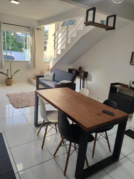 写真にはブルスケ市にあるAconchego e Estilo em Brusqueが写っています。