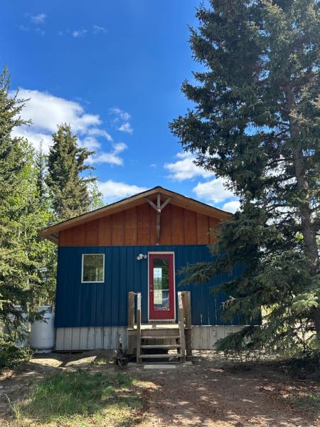 Na zdjęciu widoczny jest obiekt Cabin with Fields of Dreams położony w mieście Upper Laberge.