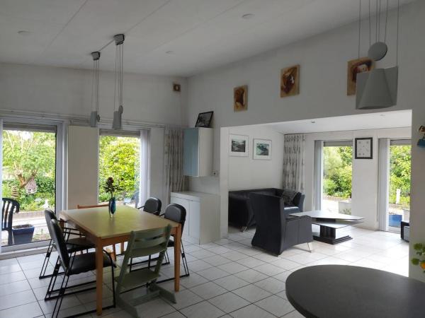 På bildet vises objektet Summer house on quiet park close to beach som ligger i byen Ouddorp.