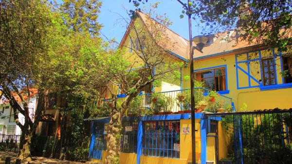 На фото показан объект Hostal Posada del Maple, расположенный в городе Кито.