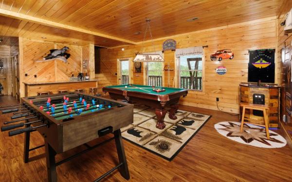 Foto 4: A Cloud 9 - Gorgeous Mountain Views, Outdoor Hot Tub + Game Room with Pool Table & More!