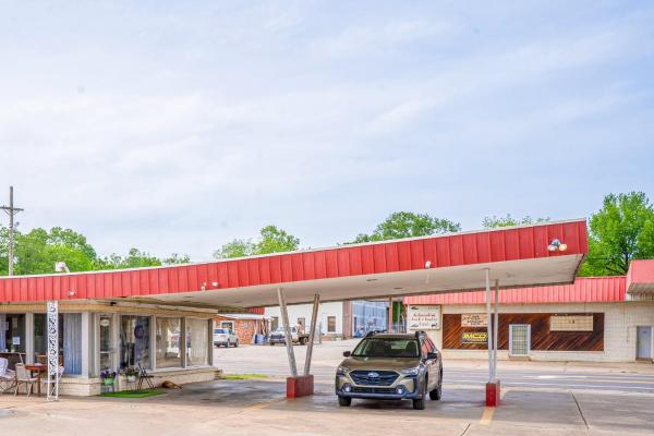 Na fotografii je vidět objekt OYO Holiday Capri Motel & Rv Park nacházející se ve městě Magazine.