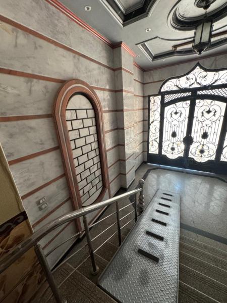 Na zdjęciu widoczny jest obiekt شقه مكيفه بالكامل لك بميت خميس قريبه من جامعه المنصوره والنيل położony w mieście Maḩallat al Burj.