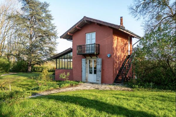 A la foto es mostra l'objecte La maison Rouge situat a la ciutat de Forléans.