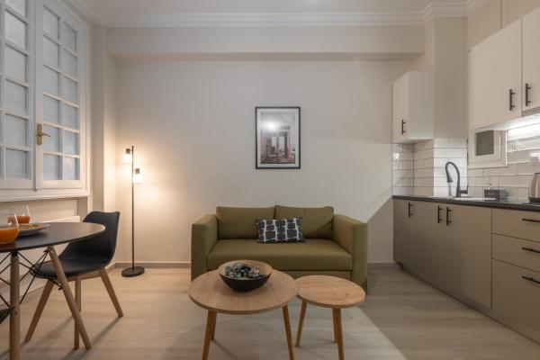 1BR Apt with Backyard in Plaka 10 From Acropolis, Atenas
