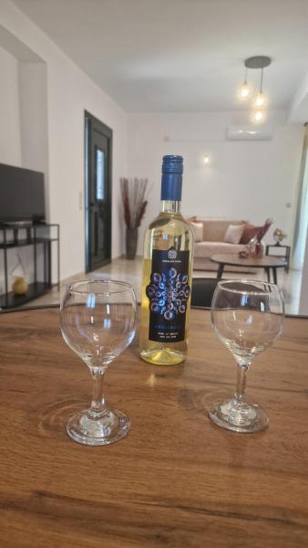 Na foto é possível ver o objeto Nicole House localizado na cidade de Ferendináta.