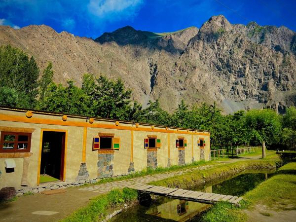 På bilden syns objektet Safari Resort Skardu som ligger i staden Rondu.