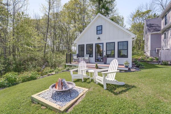 På billedet ses objektet Oceanfront Studio with Private Dock in Harpswell! beliggende i byen Sebasco Estates.