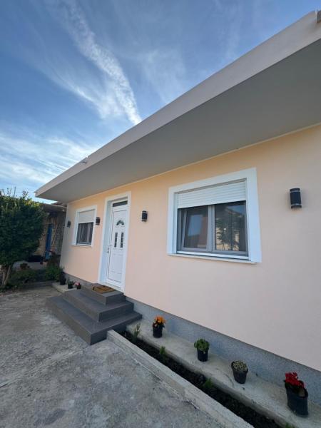 På billedet ses objektet Lukic Guest house beliggende i byen Ulcinj.
