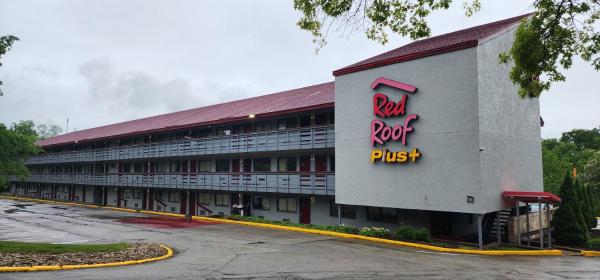 Na fotografii je vidět objekt Red Roof Inn PLUS+ Pittsburgh East - Monroeville nacházející se ve městě Monroeville.